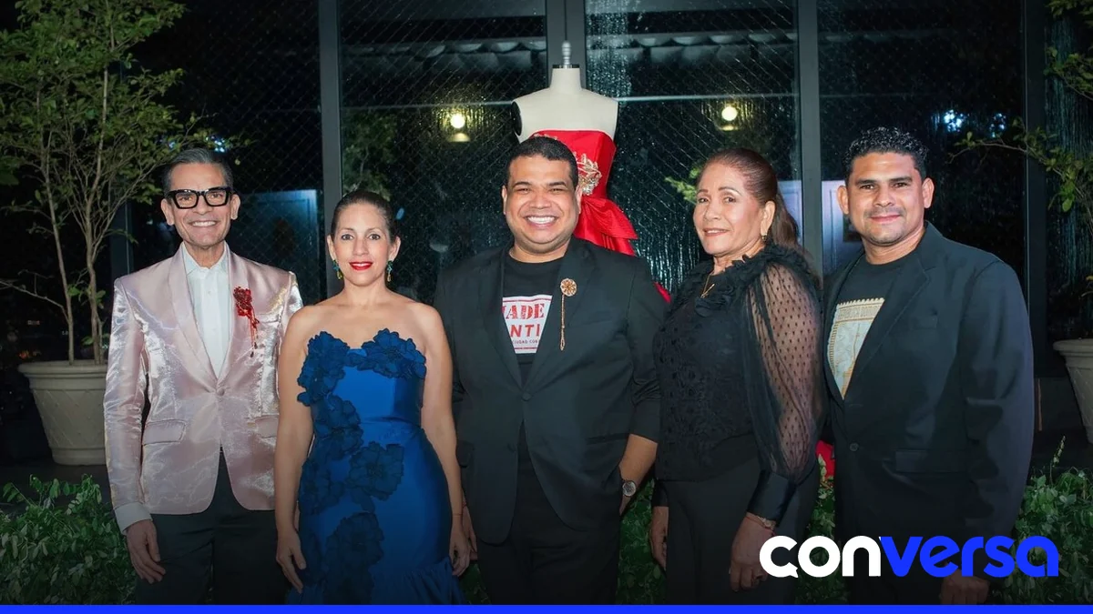 Modelos en desfile de moda en el Parque Duarte.