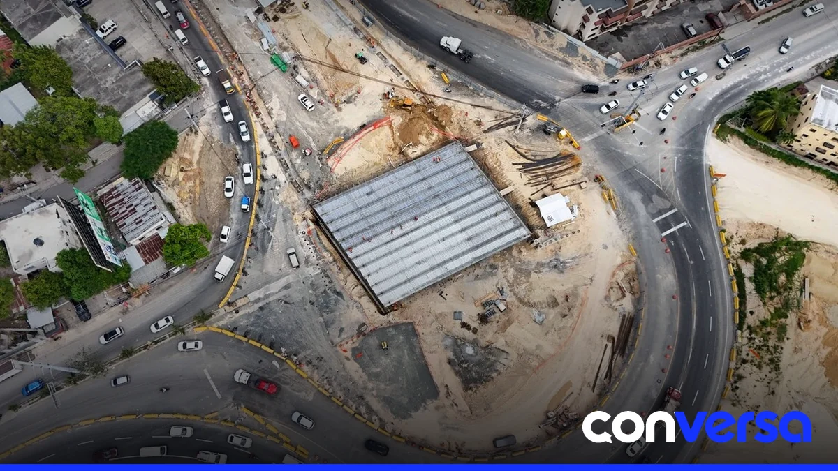 Imagen de la avenida República de Colombia con estructuras en construcción.