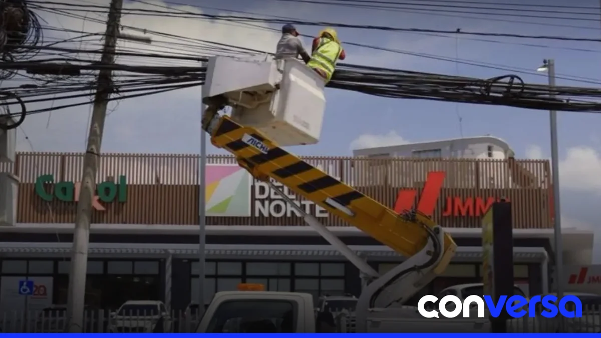 Imagen de cables en una avenida de Santiago de los Caballeros.