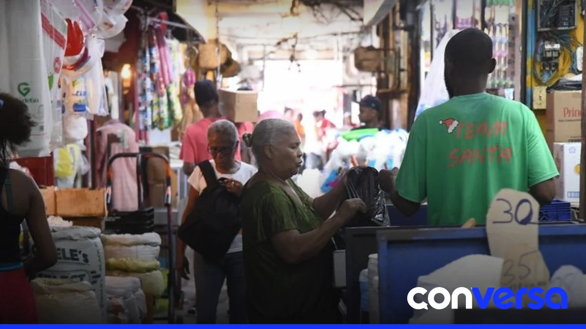 Amas de casa revisan los precios en un mercado del Gran Santo Domingo.