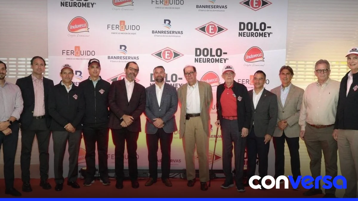 Jugadores de los Leones del Escogido participan en la presentación de la temporada 2026-27.