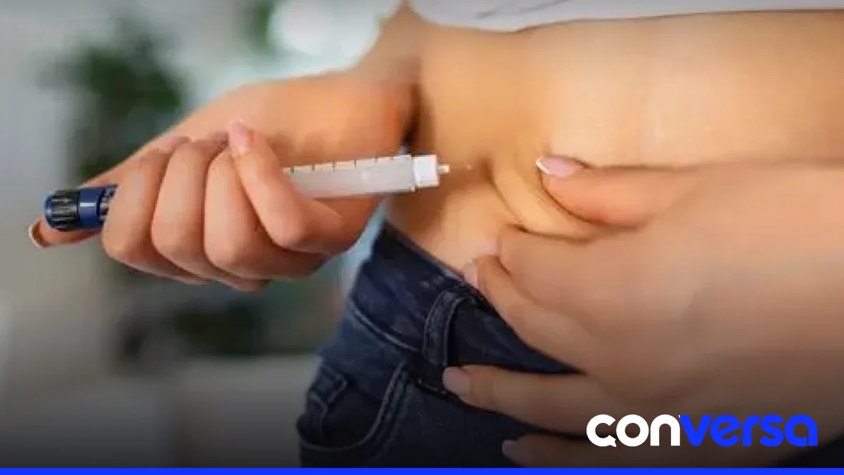 Imagen de una consulta médica donde un profesional explica tratamientos de pérdida de peso.