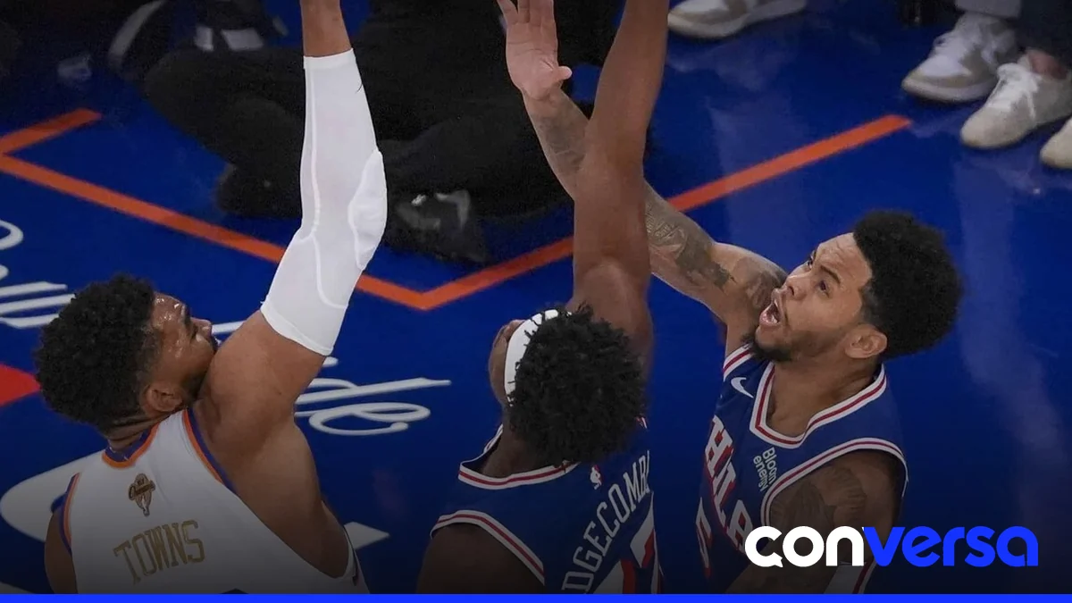 Jugadores de los 76ers celebran la victoria en el partido contra los Pacers.