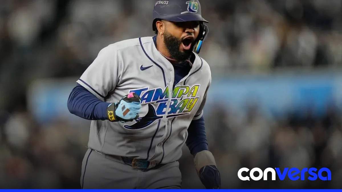 Junior Caminero en acción durante una partida con los Rays.