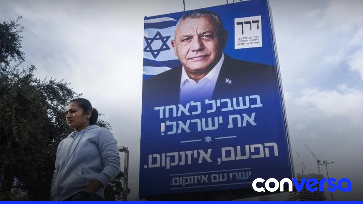 Muestra de carteles con las sonrisas de jóvenes asesinados durante el ataque del 7 de octubre en Israel.