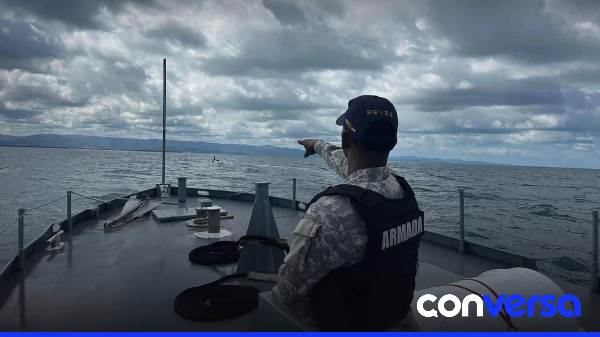 Foto de archivo: embarcación interceptada en el mar de las Antillas.
