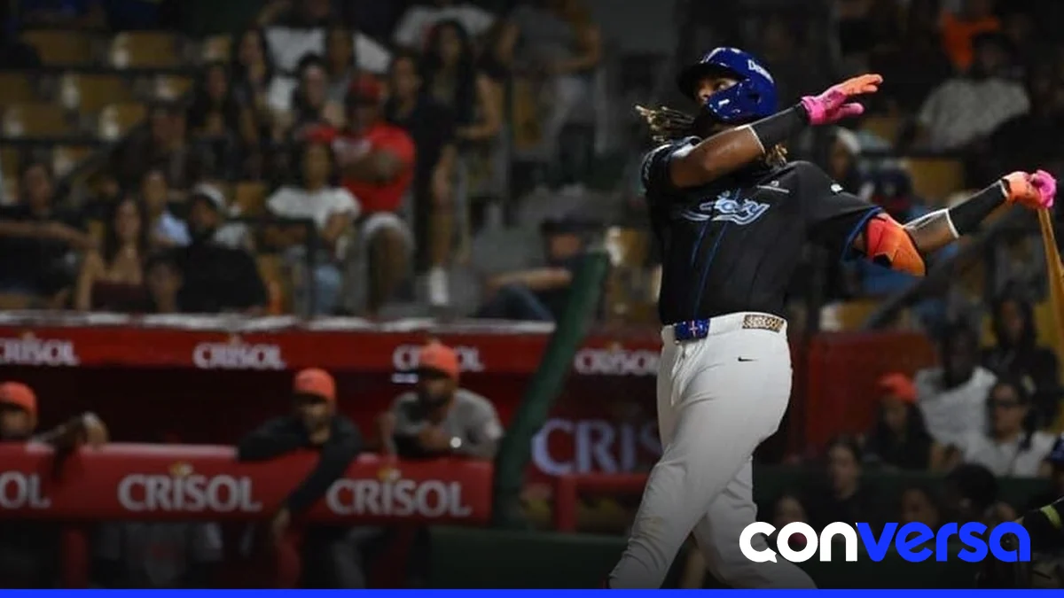 Jugadores del Licey celebran su victoria en el Estadio Quisqueya Juan Marichal.