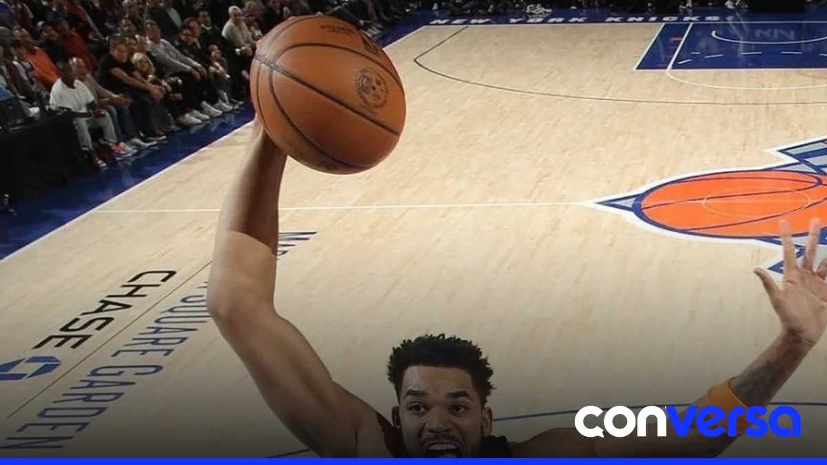 Jugadores de los Knicks celebran la victoria sobre los Pistons en un partido de la NBA.