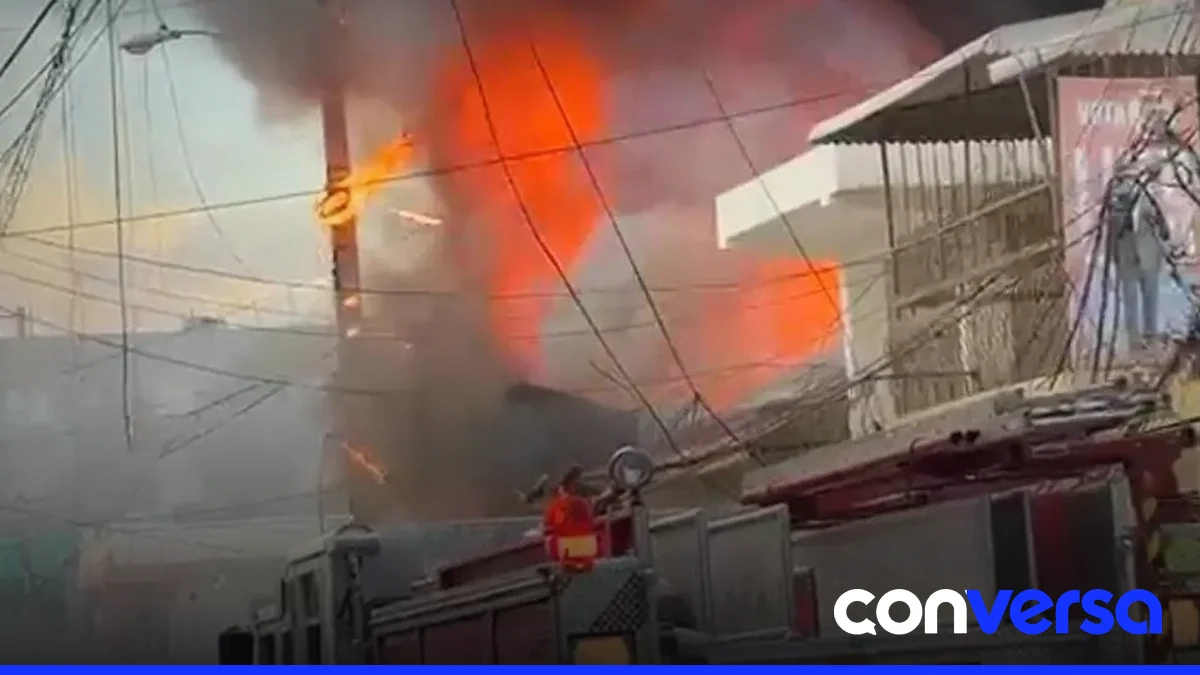 Fumigación y humareda en el lugar del incendio en Pueblo Nuevo.