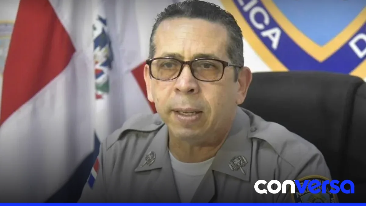 Agentes de la Policía Científica recolectan evidencias en la escena del crimen.
