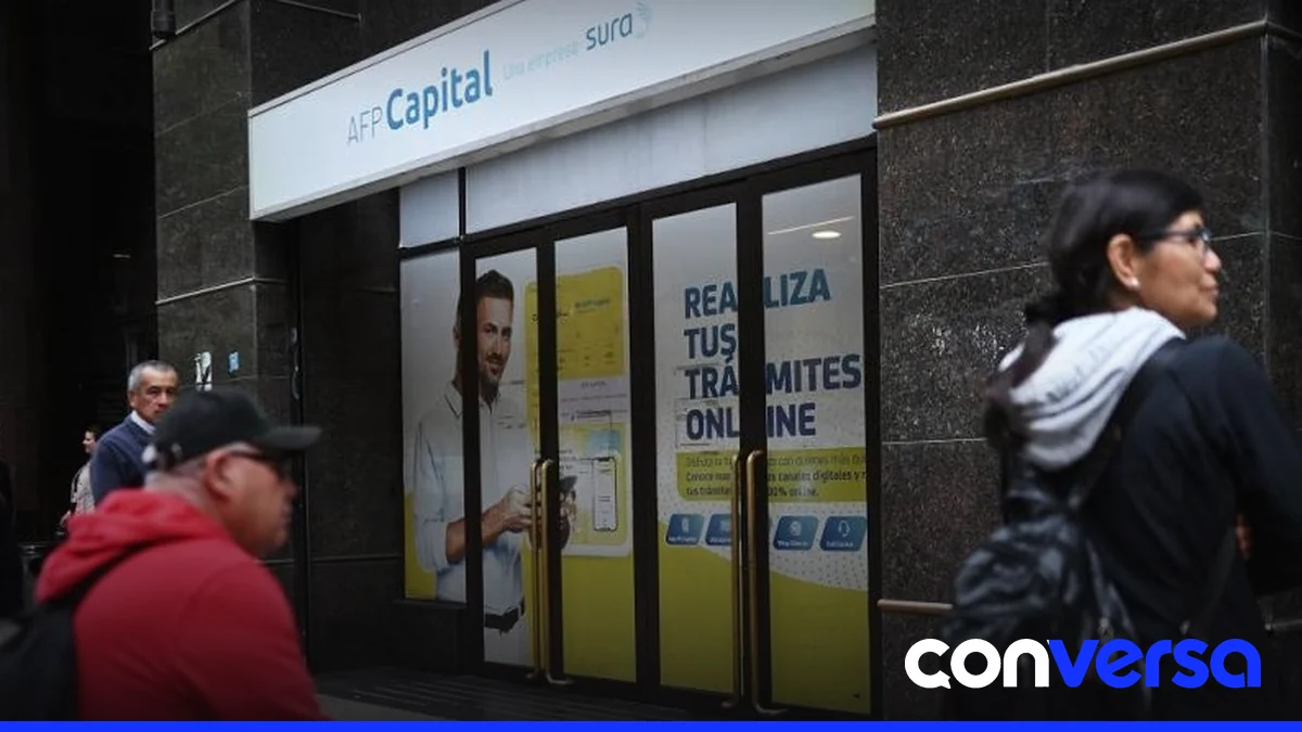 Jubilada chilena en su hogar, expresando su frustración por las pérdidas en su fondo de pensiones.