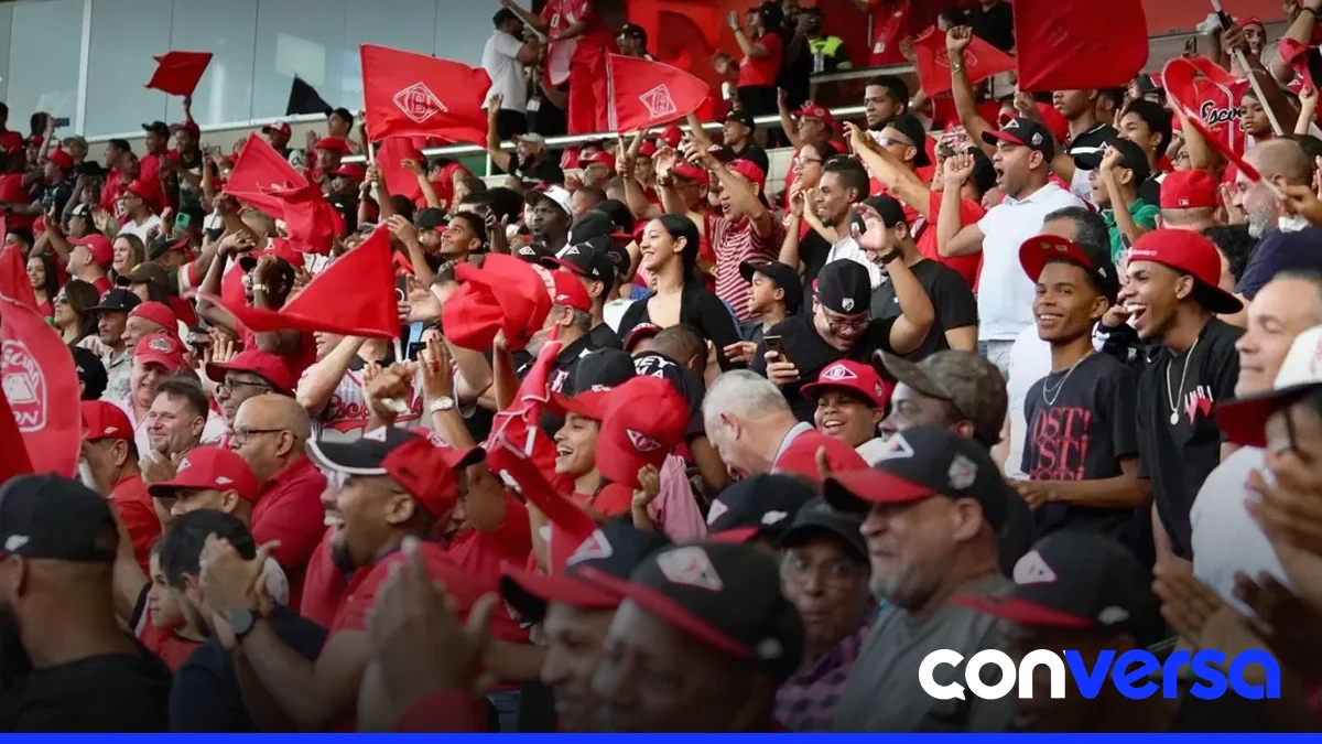Fanáticos del béisbol en el estadio Quisqueya Juan Marichal.