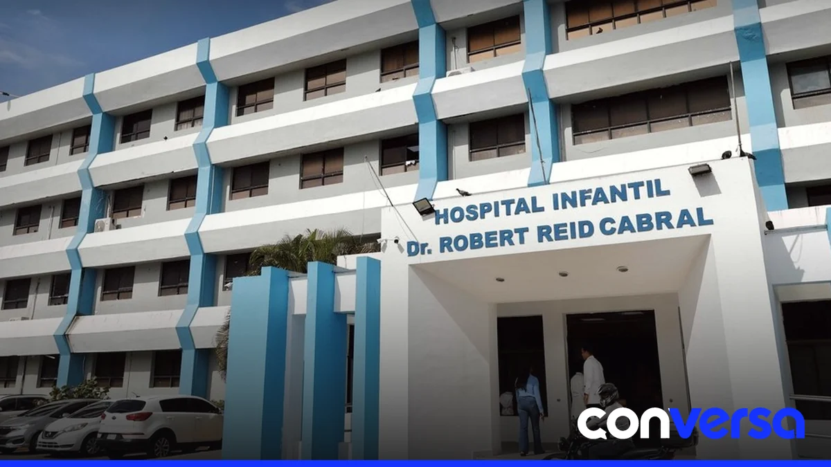 Imagen de un pasillo del hospital Robert Reid Cabral iluminado con linternas de teléfonos móviles.