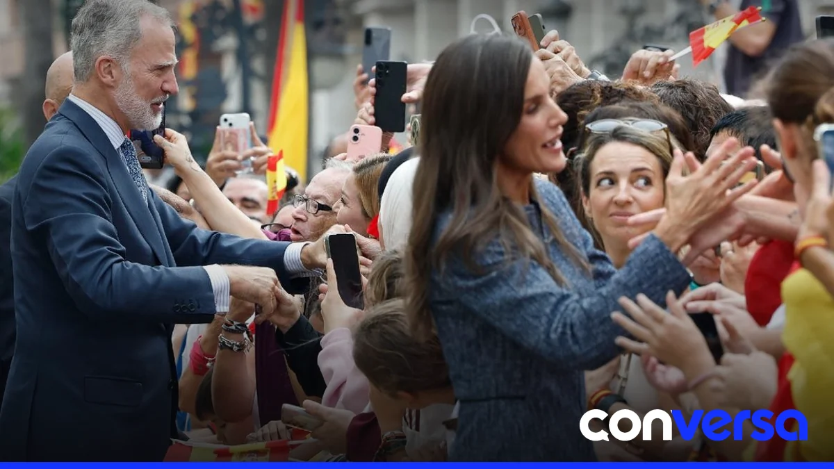 Monarcas españoles saludan a ciudadanos en Ceuta durante su visita oficial.