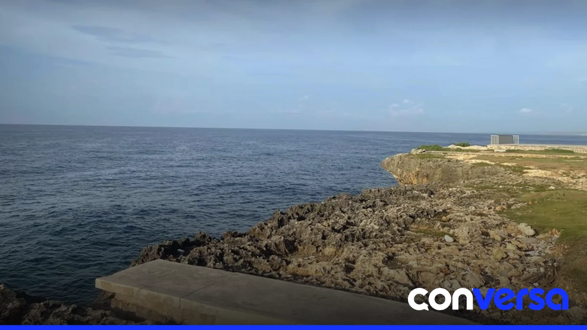 Imagen de un cielo despejado con nubes dispersas en la costa este de la República Dominicana.