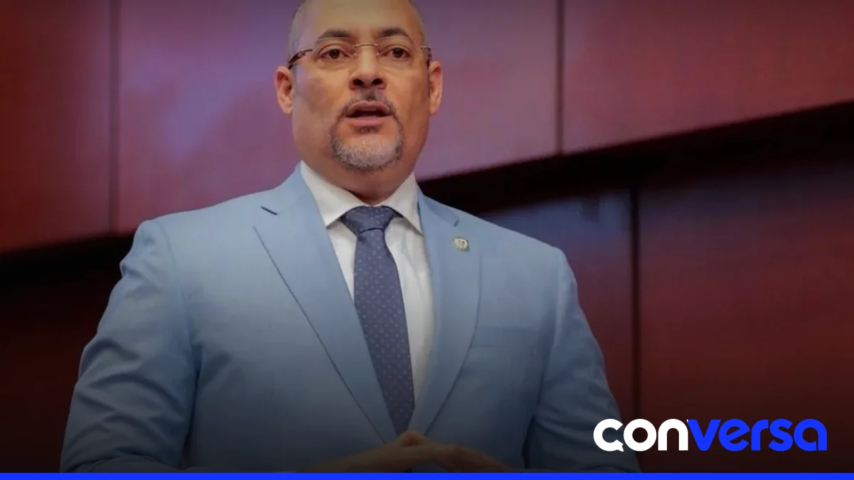 Senador Alexis Espiritusanto durante una entrevista en el Congreso.