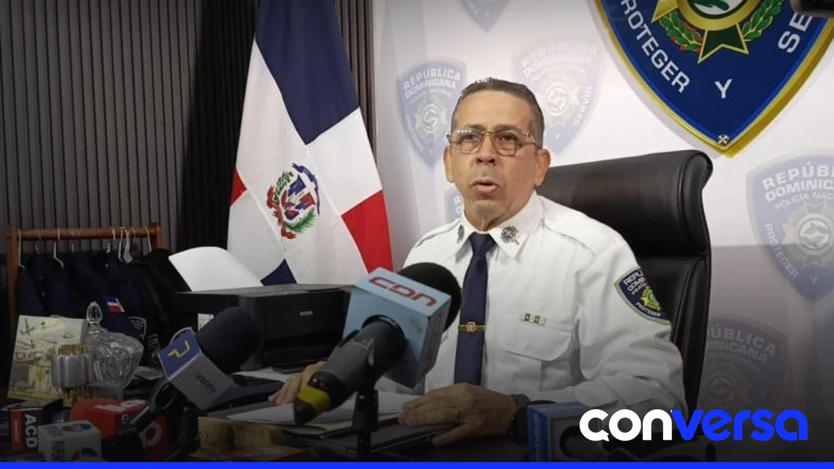 Agentes de la Policía Nacional en cumplimiento de órdenes de arresto.