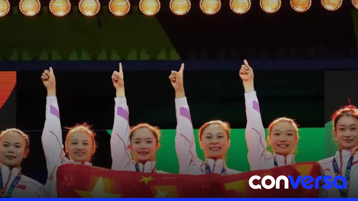 Gimnastas chinas celebran su victoria en la final por equipos del Mundial de gimnasia femenina.