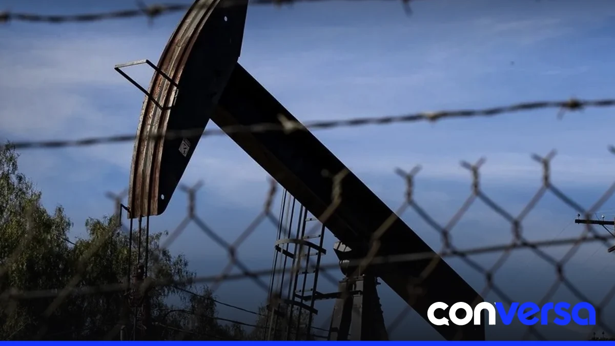 Imagen de una zona industrial con pozos petroleros en el condado de Los Ángeles.