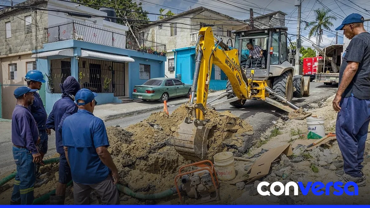 Personal de la Caasd realiza reparaciones en una red de agua potable en Santo Domingo.
