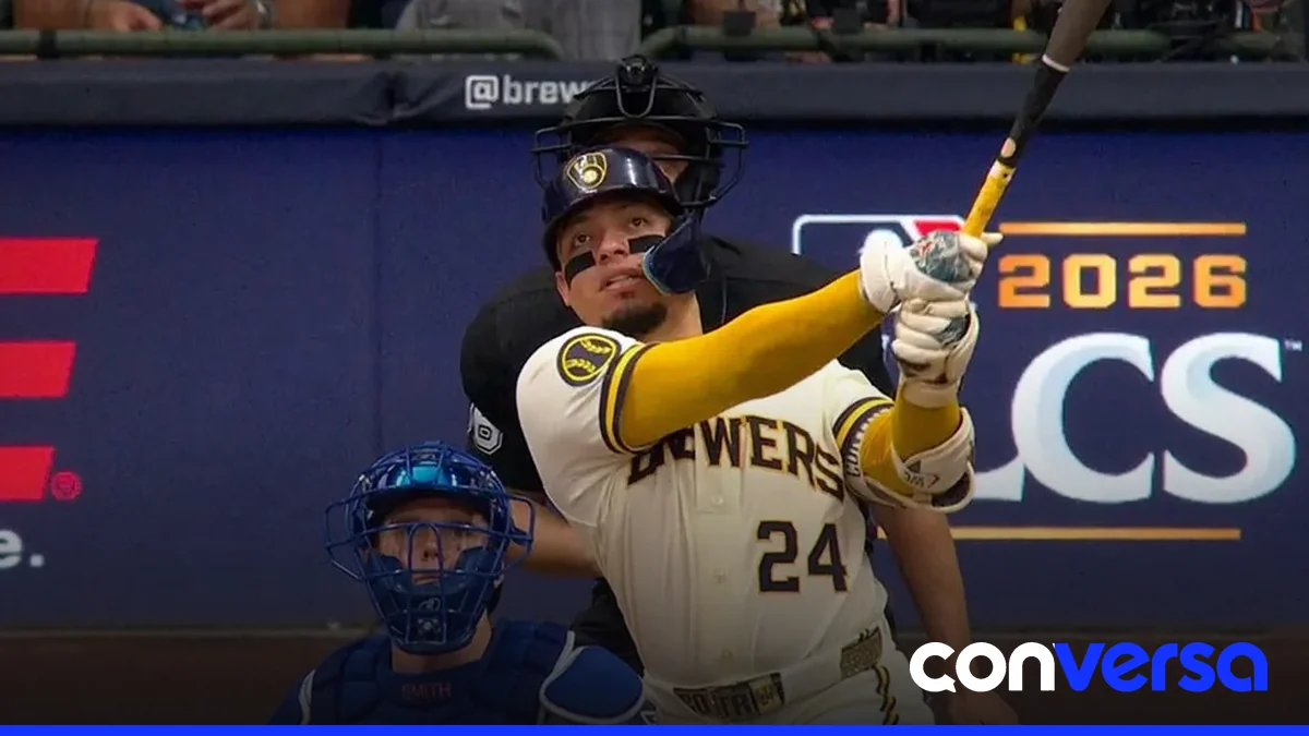 Jugadores de los Cerveceros celebran la victoria en el Juego 2 de la Serie de Campeonato.