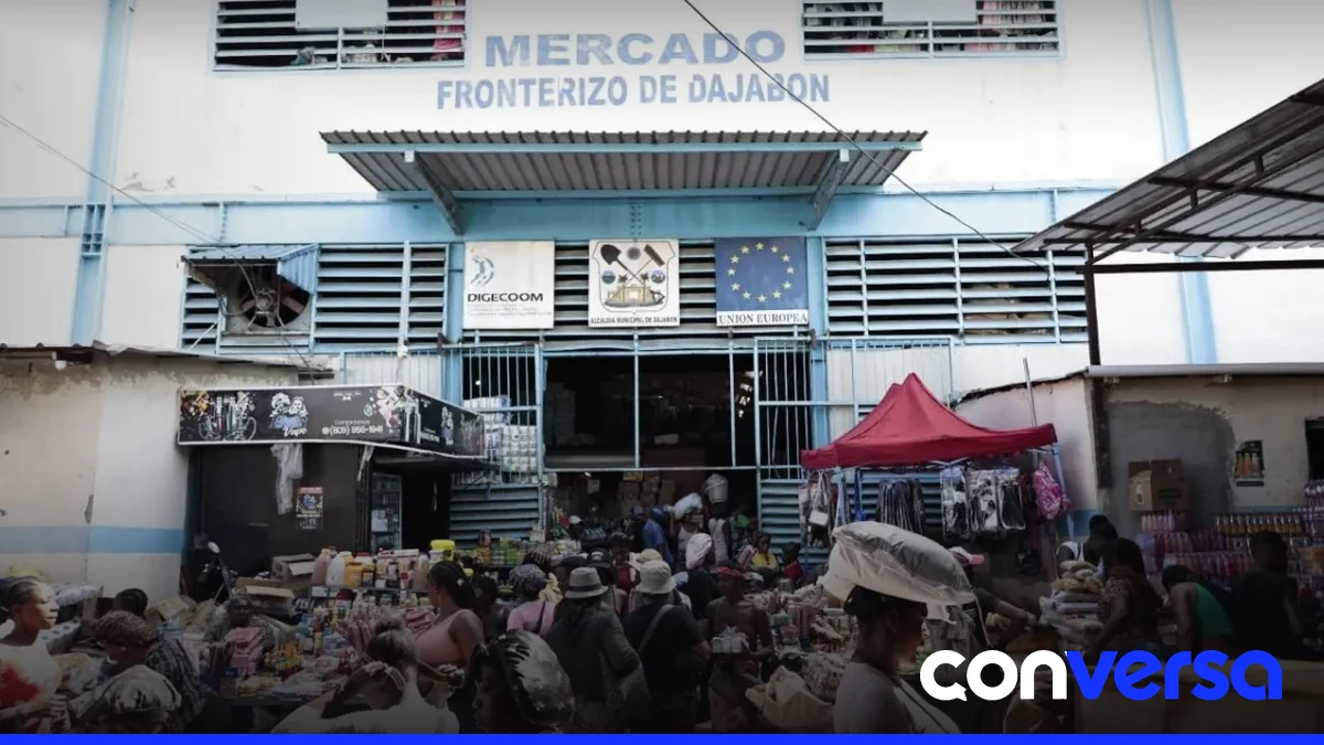 Comerciantes haitianos y dominicanos intercambian productos en el mercado fronterizo de Dajabón.