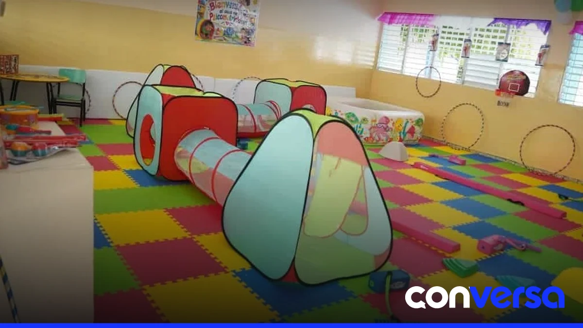 Niños disfrutan de una actividad en la nueva aula de psicomotricidad en la Escuela Parroquial Salesiana Cristo Rey.
