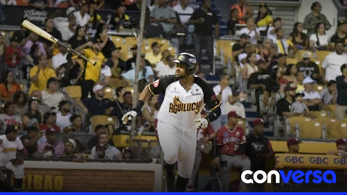 Jugadores de las Águilas Cibaeñas celebran su victoria en el estadio Cibao.