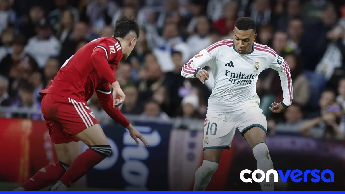 Jugadores del Real Madrid celebran el triunfo en el estadio Santiago Bernabéu.