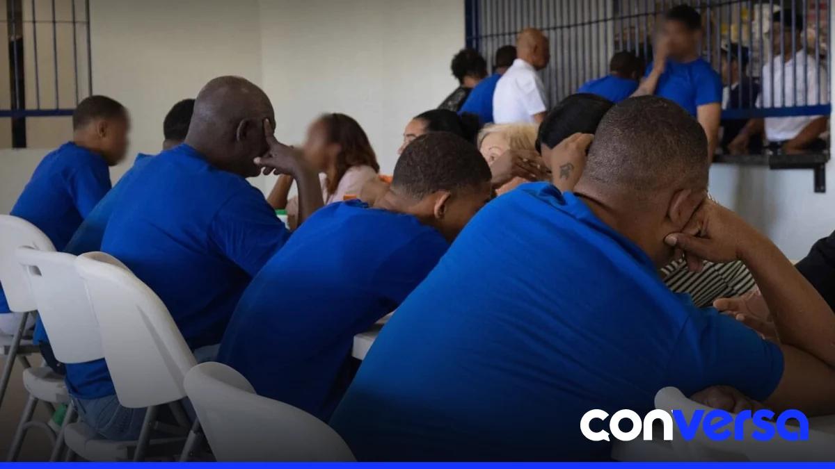 Imagen de una prisión con personas en condiciones precarias.