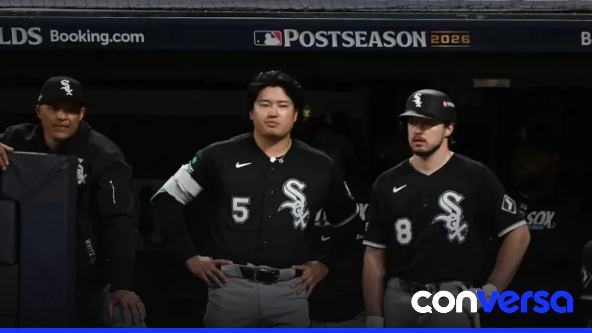 Jugadores de los Medias Blancas en el campo de béisbol.
