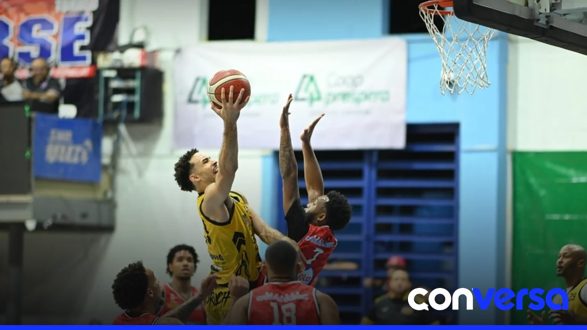 Jugadores del Don Bosco celebran su victoria en el XXXII Torneo de Baloncesto Superior de Espaillat.