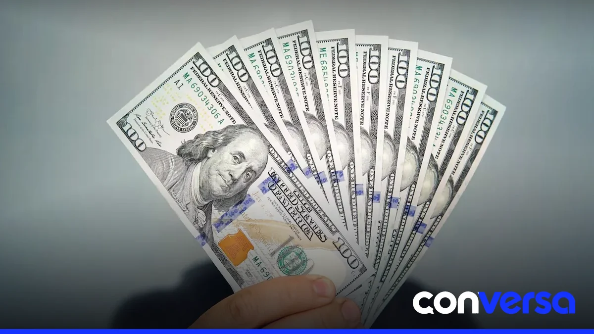 Monedero con billetes y monedas en una oficina bancaria.
