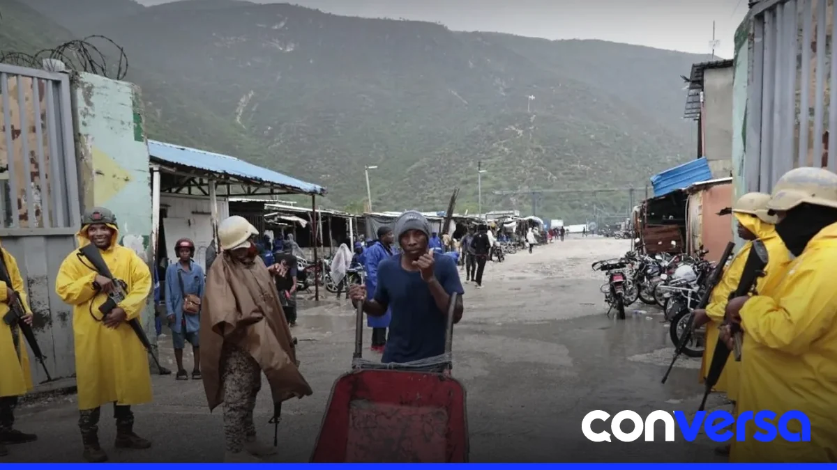 Comerciantes y trabajadores en el mercado binacional de Mal Paso, afectado por la inseguridad y las lluvias.