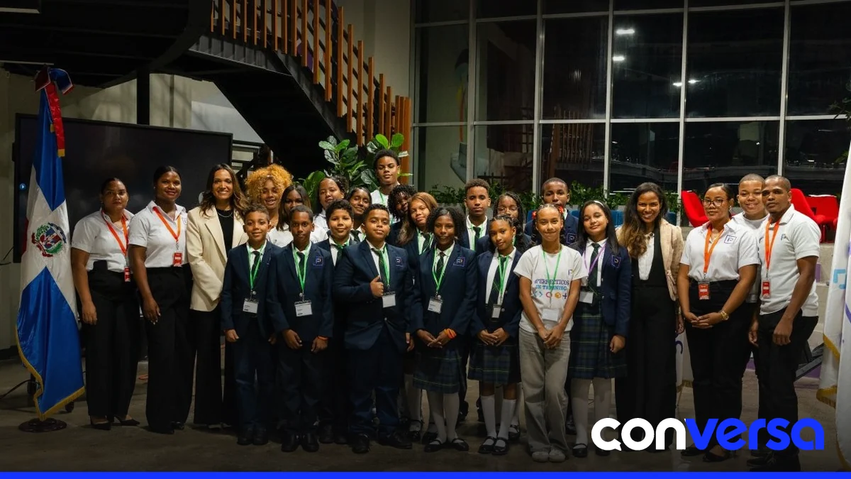 Estudiantes de Perfecto Labs presentan proyectos de robótica y tecnología durante el encuentro.