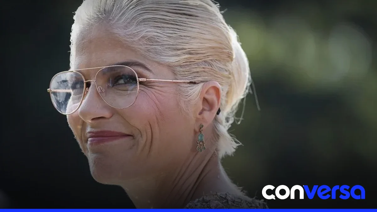 Selma Blair en un vuelo de Delta, según imágenes oficiales.