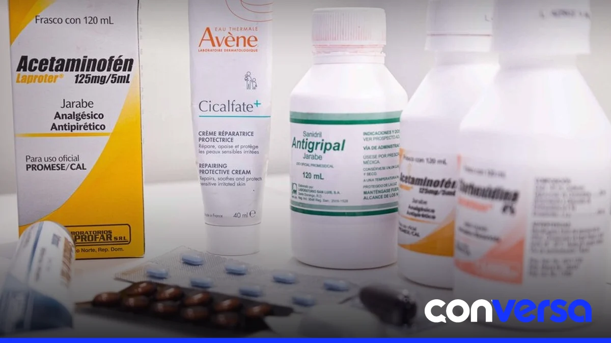 Farmacia con medicamentos en exhibición.