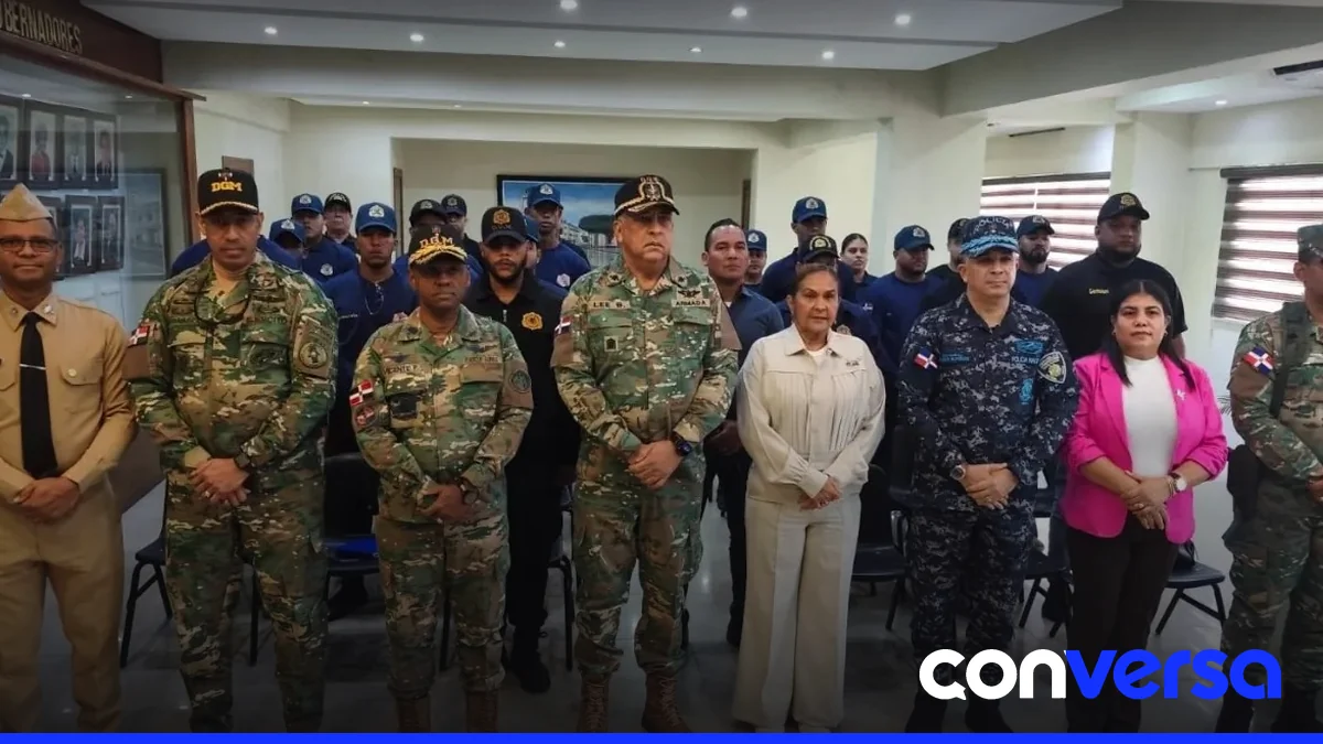 Autoridades de Policía, Migración y Fuerzas Armadas participan en una reunión en la provincia de Duarte.