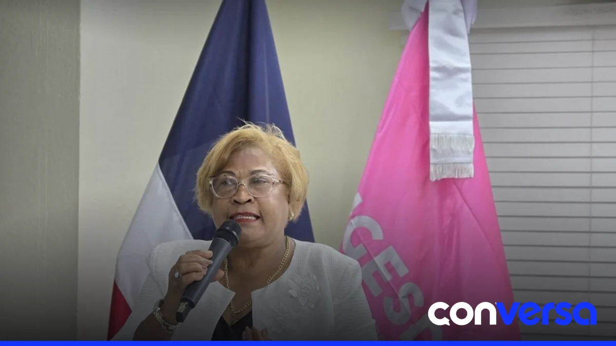Mujer realizando autoexamen mamario durante campaña de concientización.