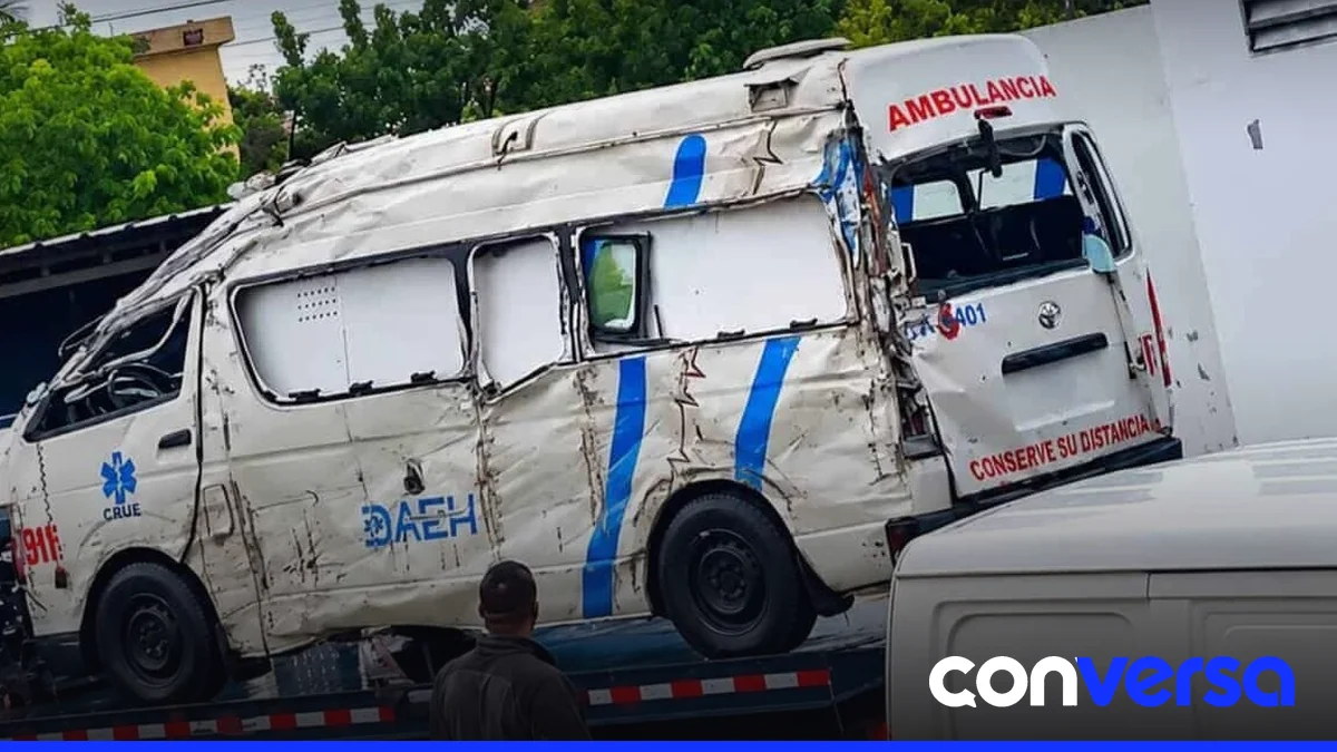 Ambulancia del CRUE que se accidentó en la carretera de Fondo Negro.
