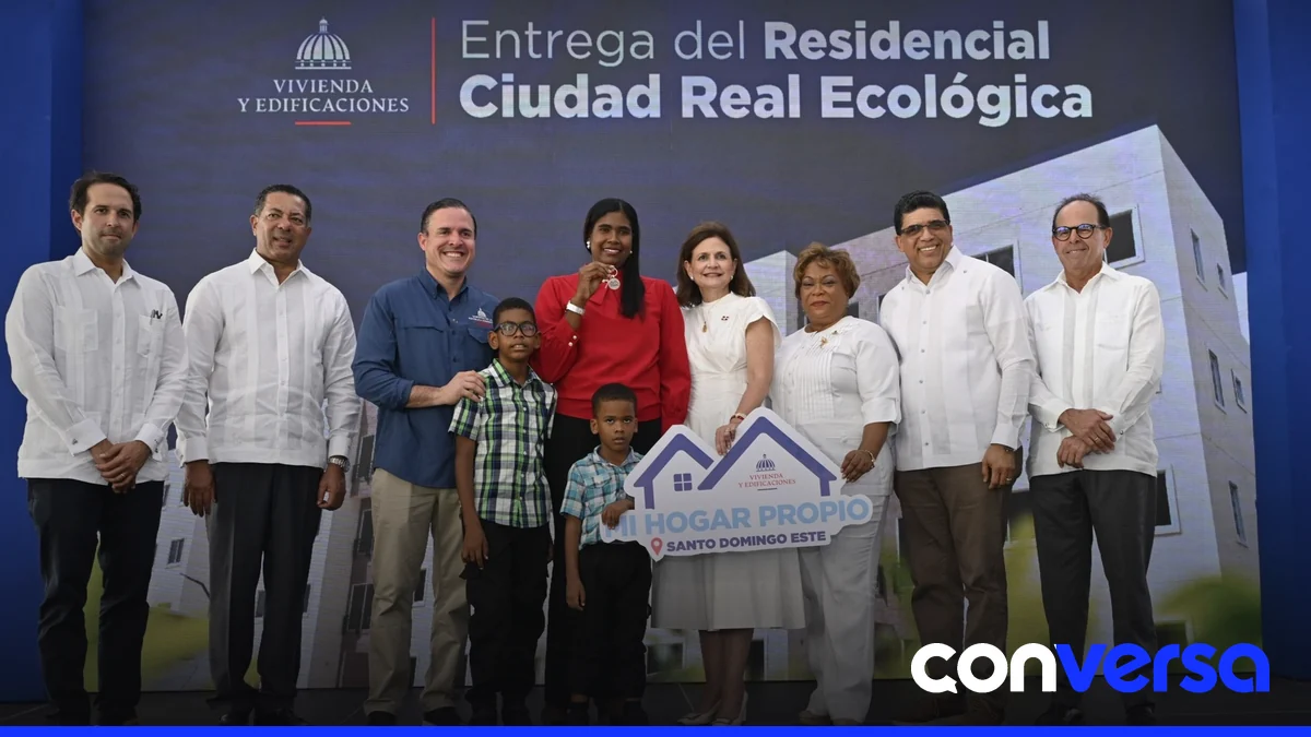 Familias reciben nuevas viviendas en el residencial Ciudad Real Ecológica.