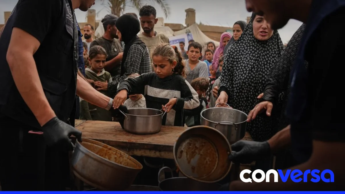 Mujer palestina recibe ayuda alimentaria en una zona de Gaza.