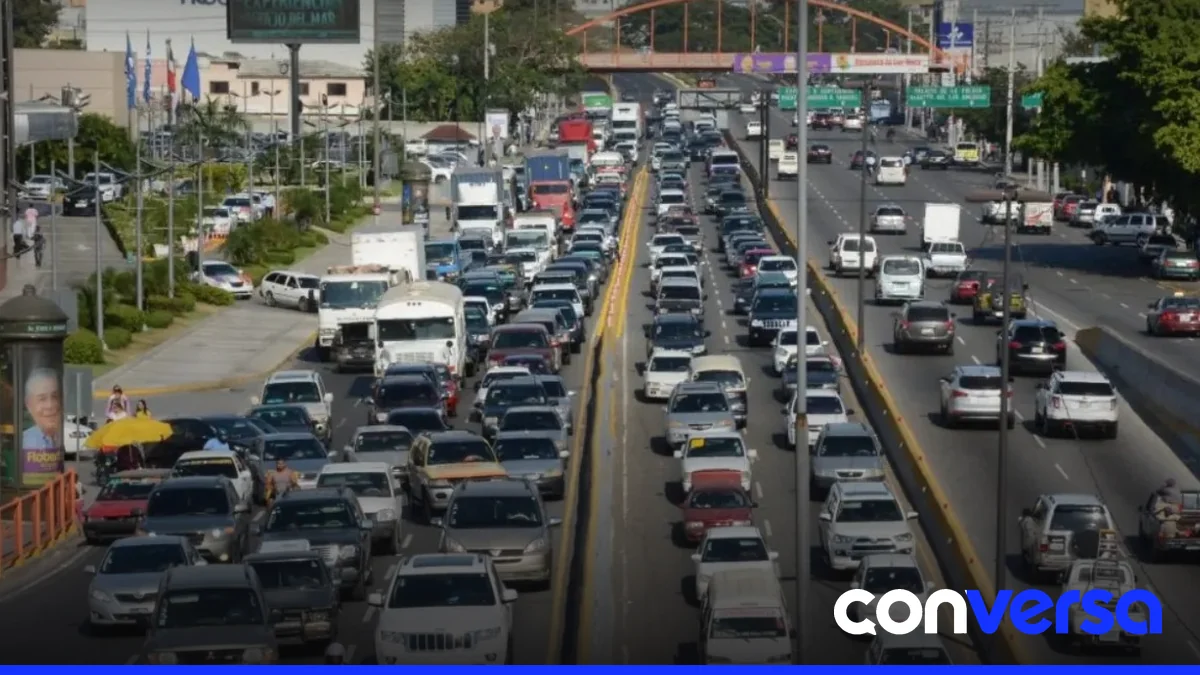 Manifestantes comunitarios en el Gran Santo Domingo exigen la revisión del aumento del marbete.