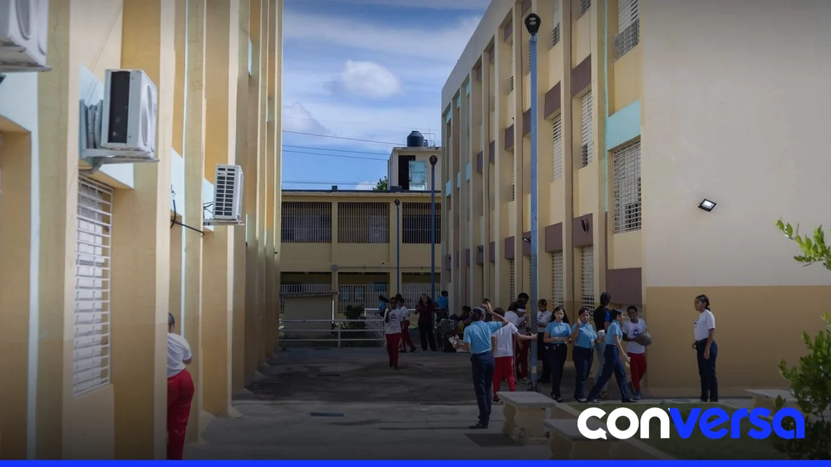 Estudiantes regresan a clases tras la reanudación de actividades escolares.