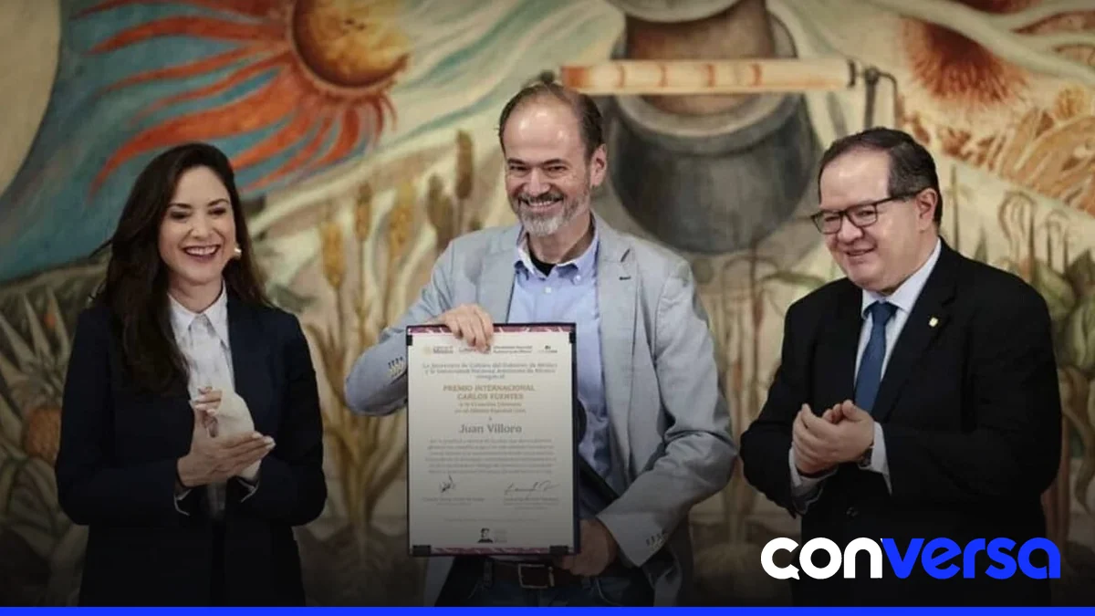 Juan Villoro recibiendo el premio Carlos Fuentes en el Palacio de Bellas Artes.