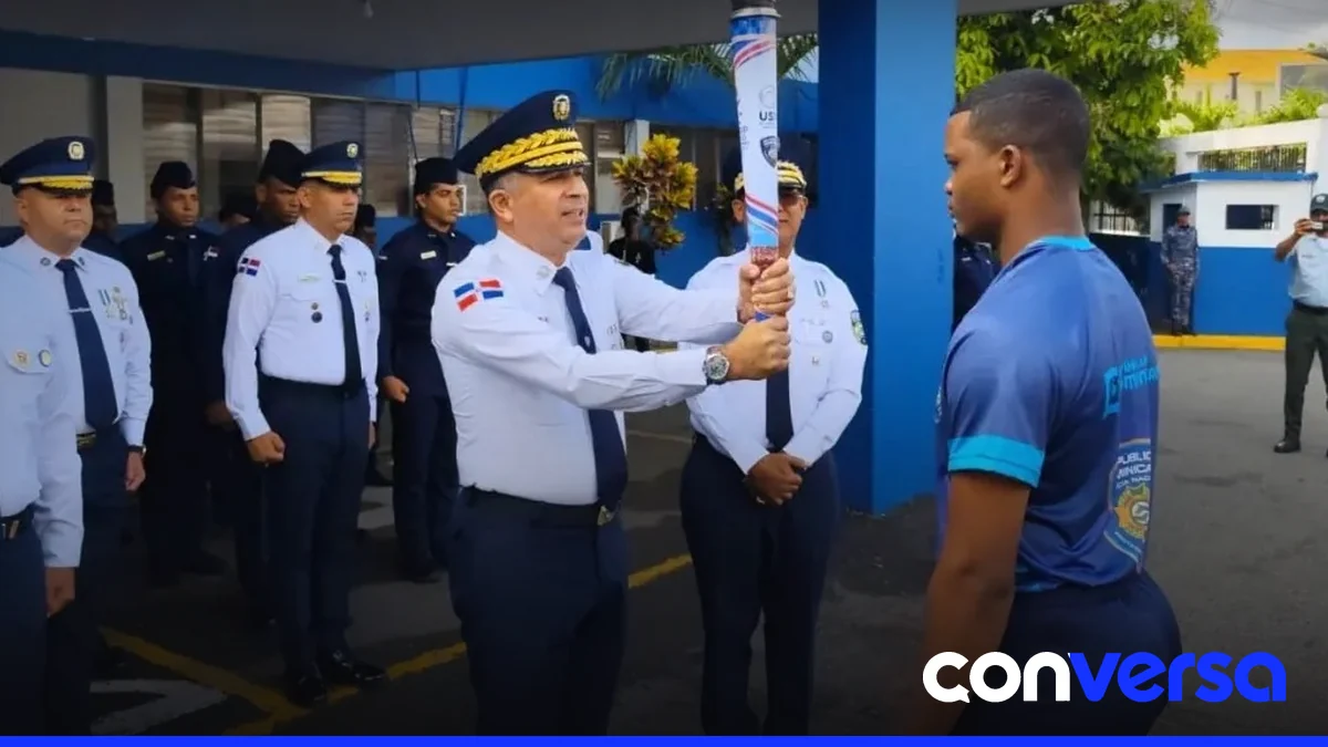 Oficiales de la Dirección Regional Noreste reciben la antorcha de los IV Juegos Mundiales de Policía.