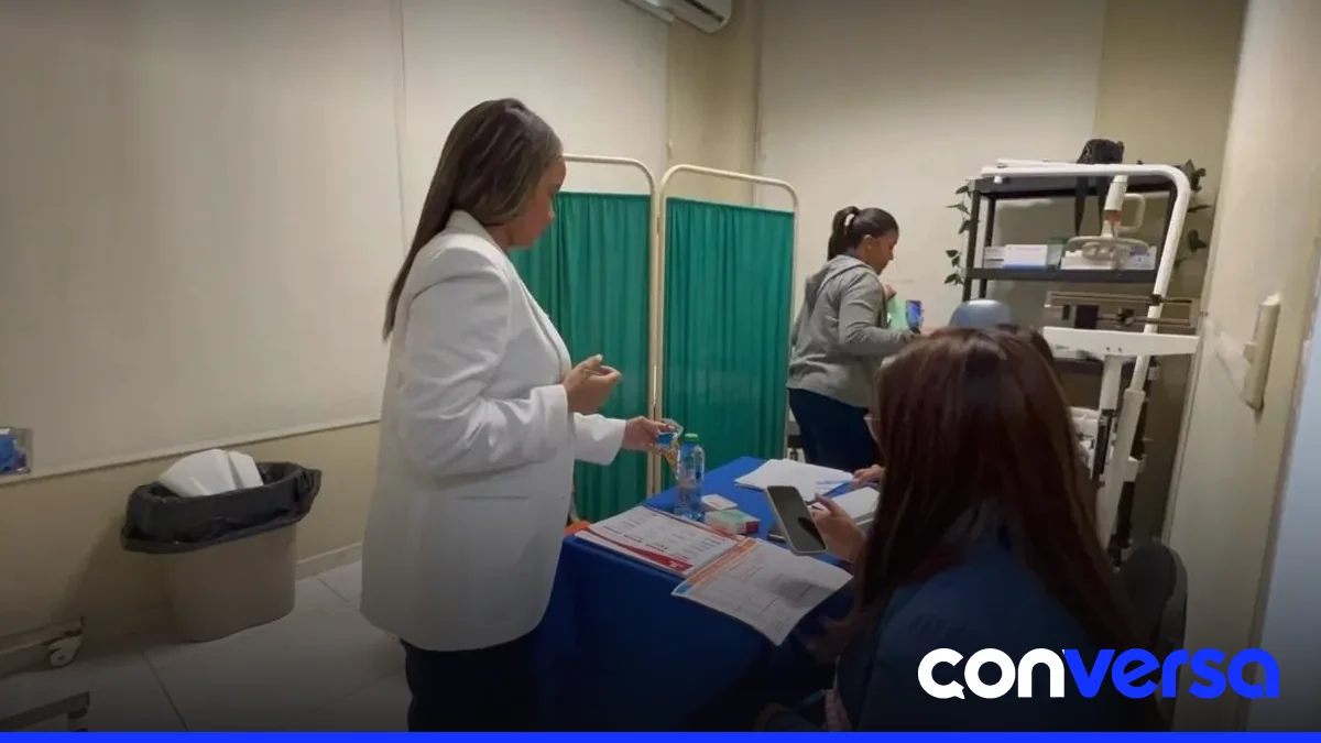 Profesionales de la salud brindan asistencia médica gratuita durante la jornada de prevención del cáncer en la UASD Barahona.