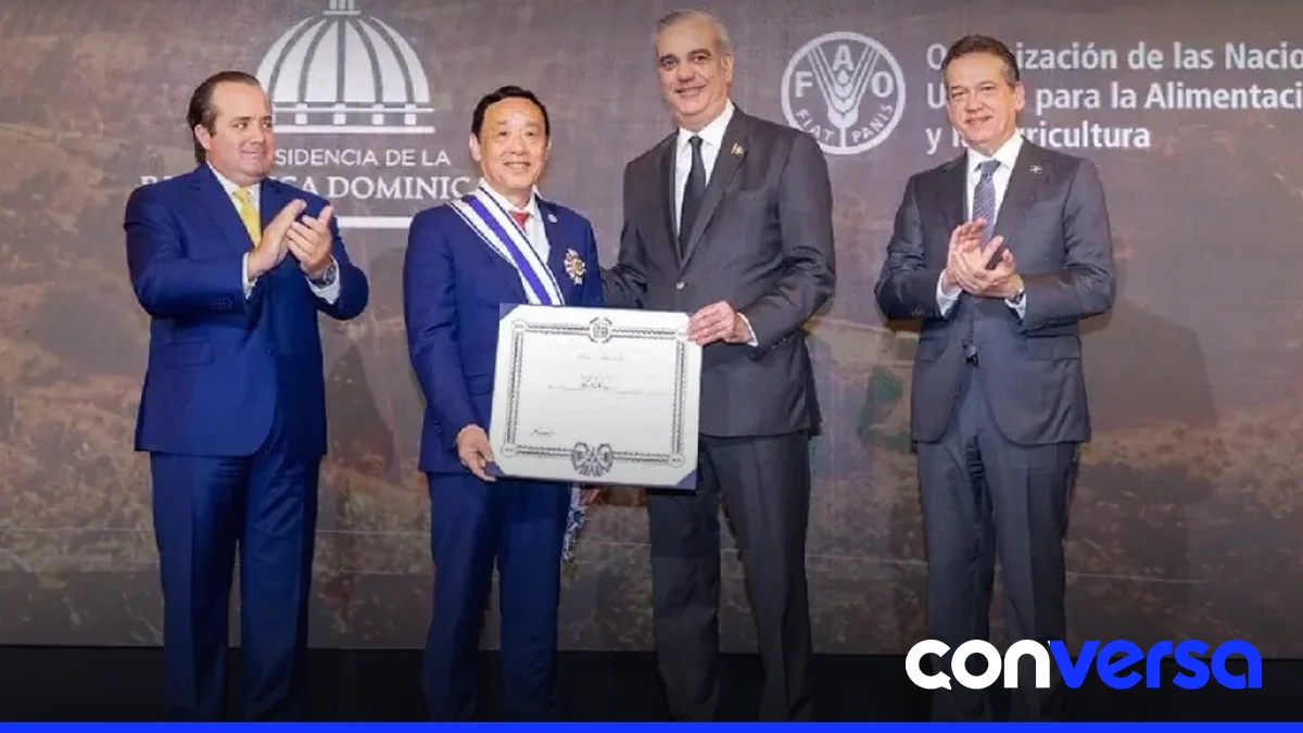 Representantes de la FAO y autoridades dominicanas en un acto oficial.