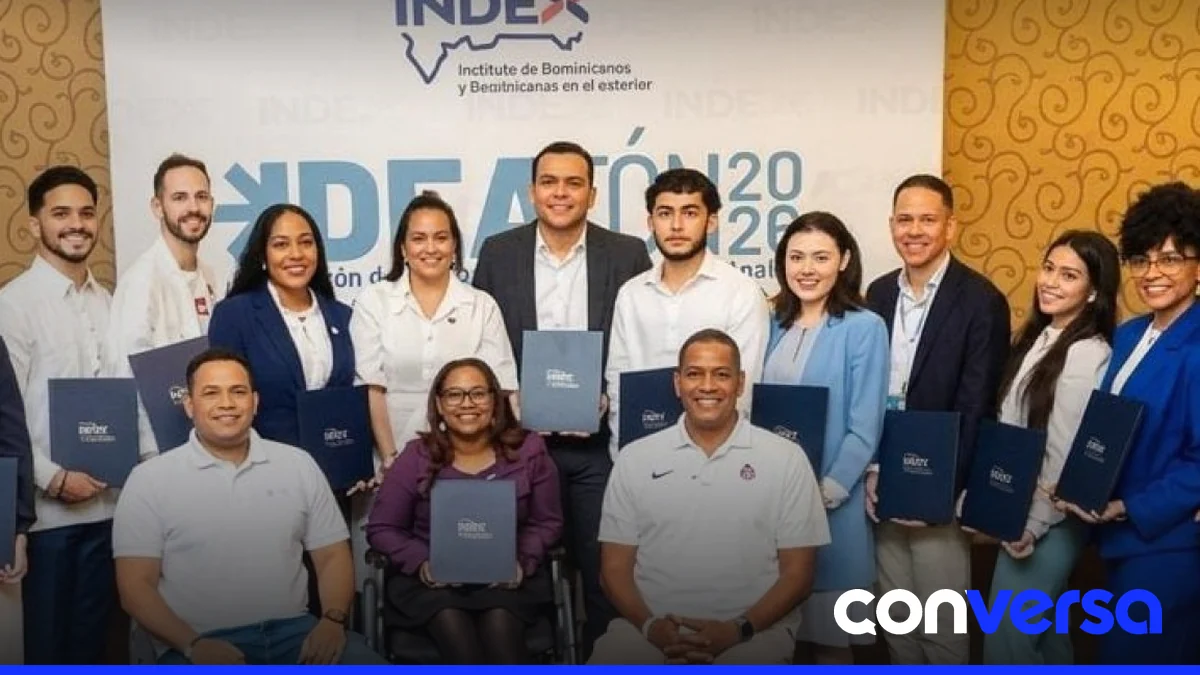 Jóvenes dominicanos participan en el evento 'Ideatón 2026' en Punta Cana.