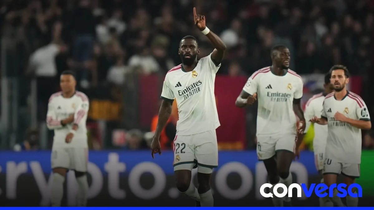 Jugadores del Real Madrid celebran la victoria en el minuto 90 contra la Roma.